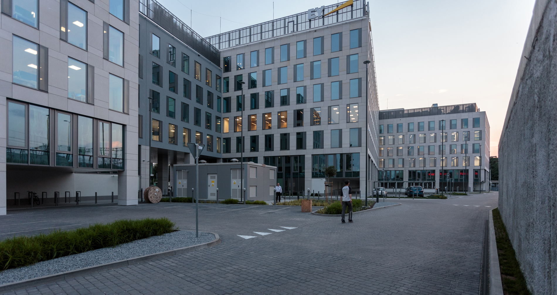 Sagittarius – nowoczesny biurowiec we Wrocławiu z biurami serwisowanymi Loftmill, blisko dworca PKP, idealny na coworking w centrum.